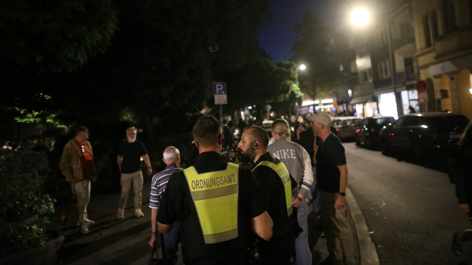 Eine Kontrolle des Ordnungsamts am Brüsseler Platz im April 2025: Die Stadt Köln muss hier für mehr Nachtruhe sorgen.