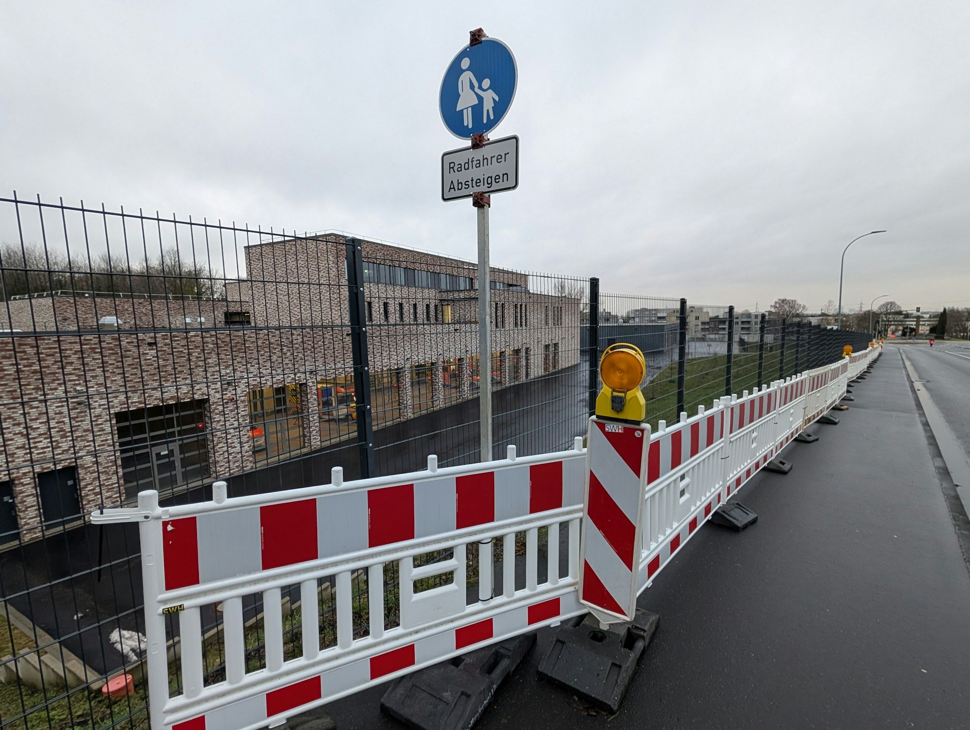 Das Foto zeigt die Absperrung vor der Feuerwache.