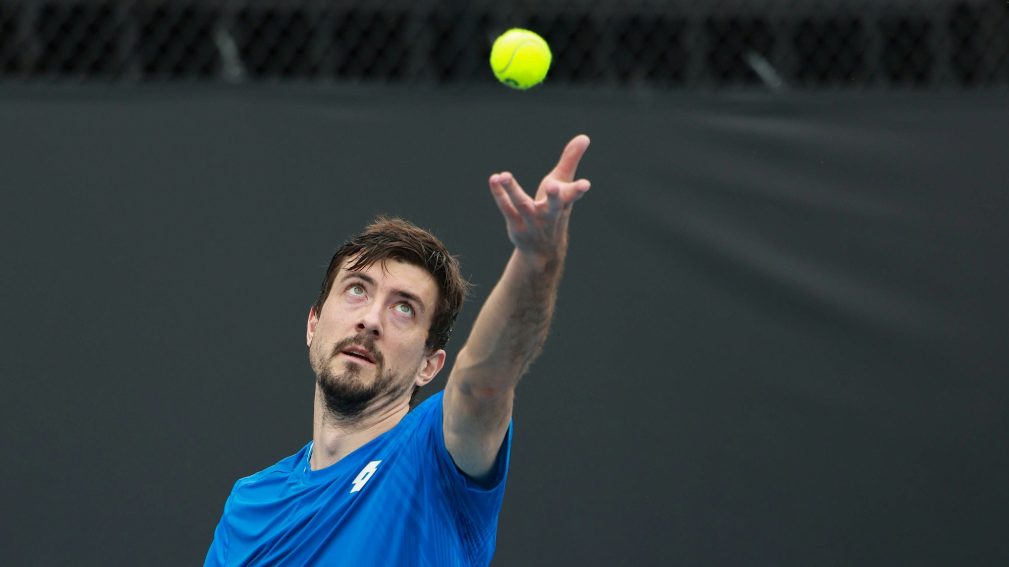 Sebastian Ofner wirft einen Ball hoch.