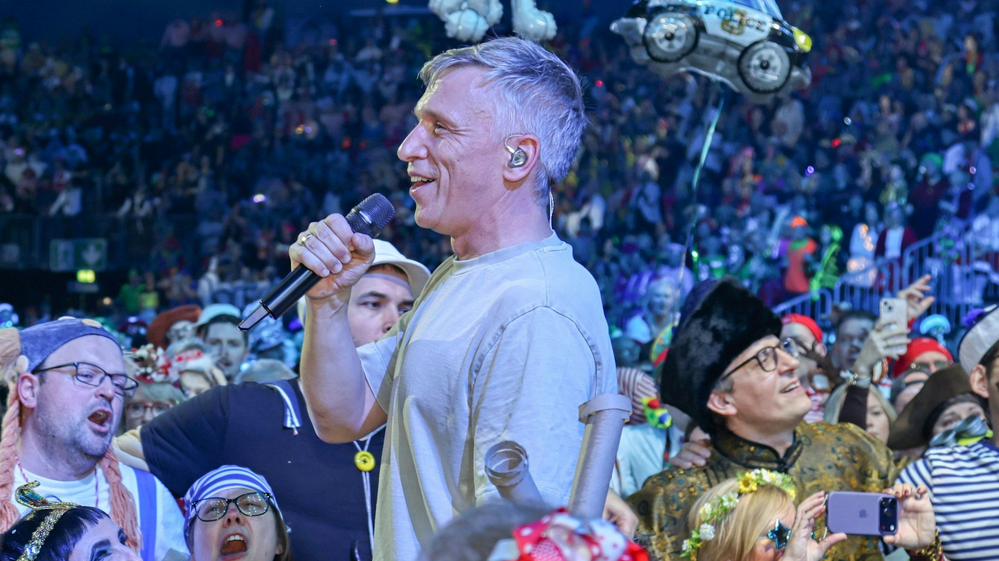 Kasalla-Sänger Basti Campmann nimmt ein Bad in der Menge.