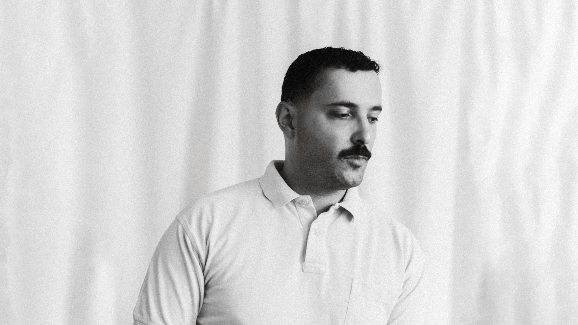 Das Bild zeigt den Autoren und politischen Aktivisten Fikri Anıl Altıntaş. Foto: Julius Gabele