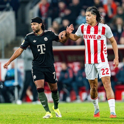 Jahmai Simpson-Pusey neben Serge Gnabry.