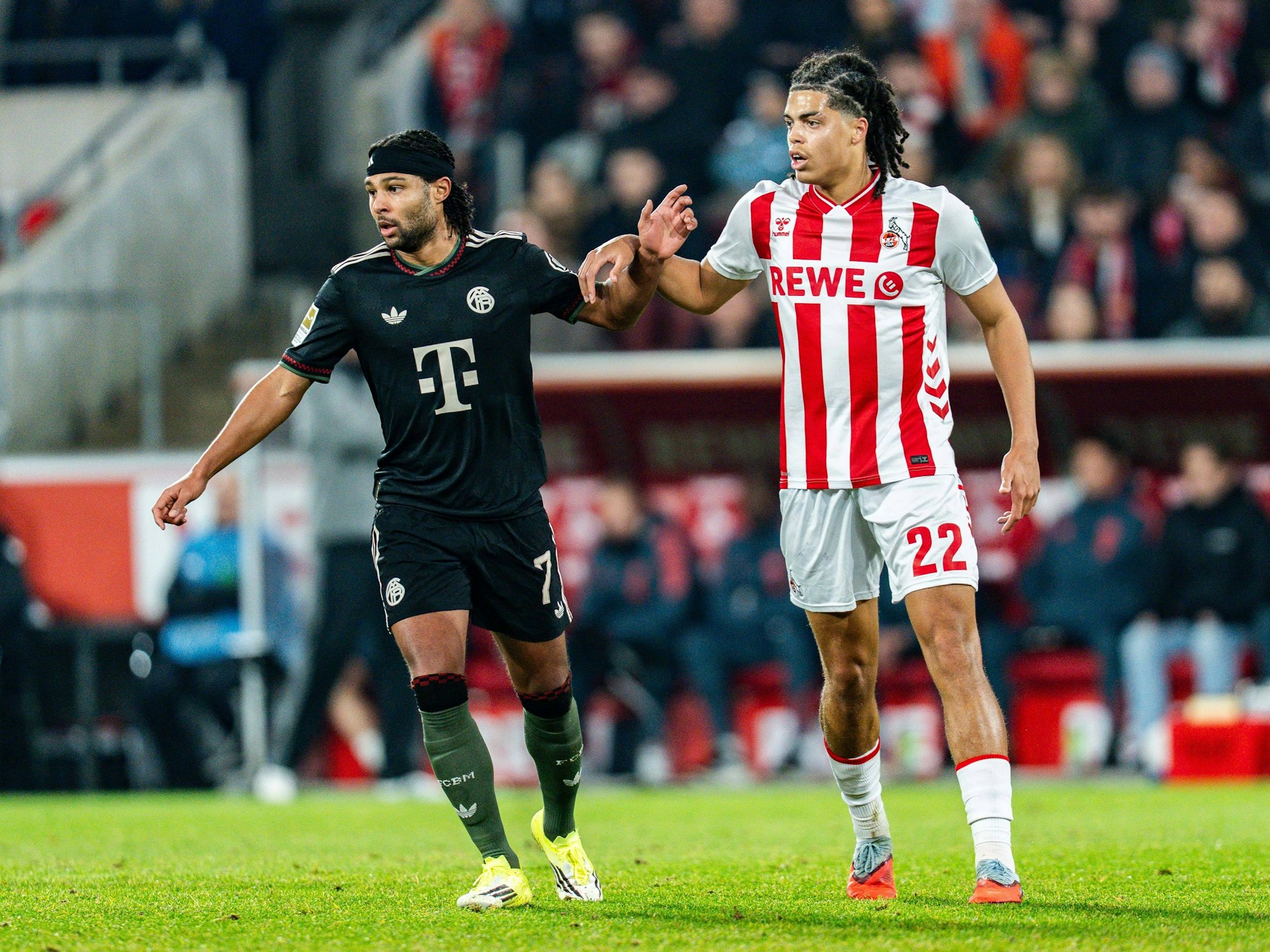 Jahmai Simpson-Pusey neben Serge Gnabry.