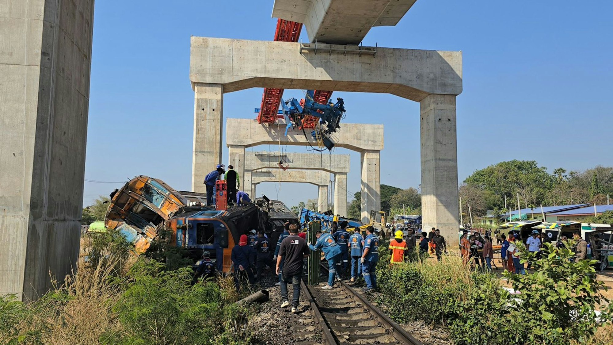 Der Zug war mit drei Waggons mit voller Geschwindigkeit unterwegs.