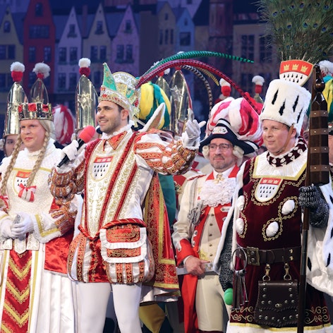 Proklamation des Kölner Dreigstirns 2026: Prinz Niklas I. (Niklas Jüngling), Bauer Clemens (Clemens von Blanckart) und Jungfrau Aenne (Stefan Blatt) im Gürzenich Köln.