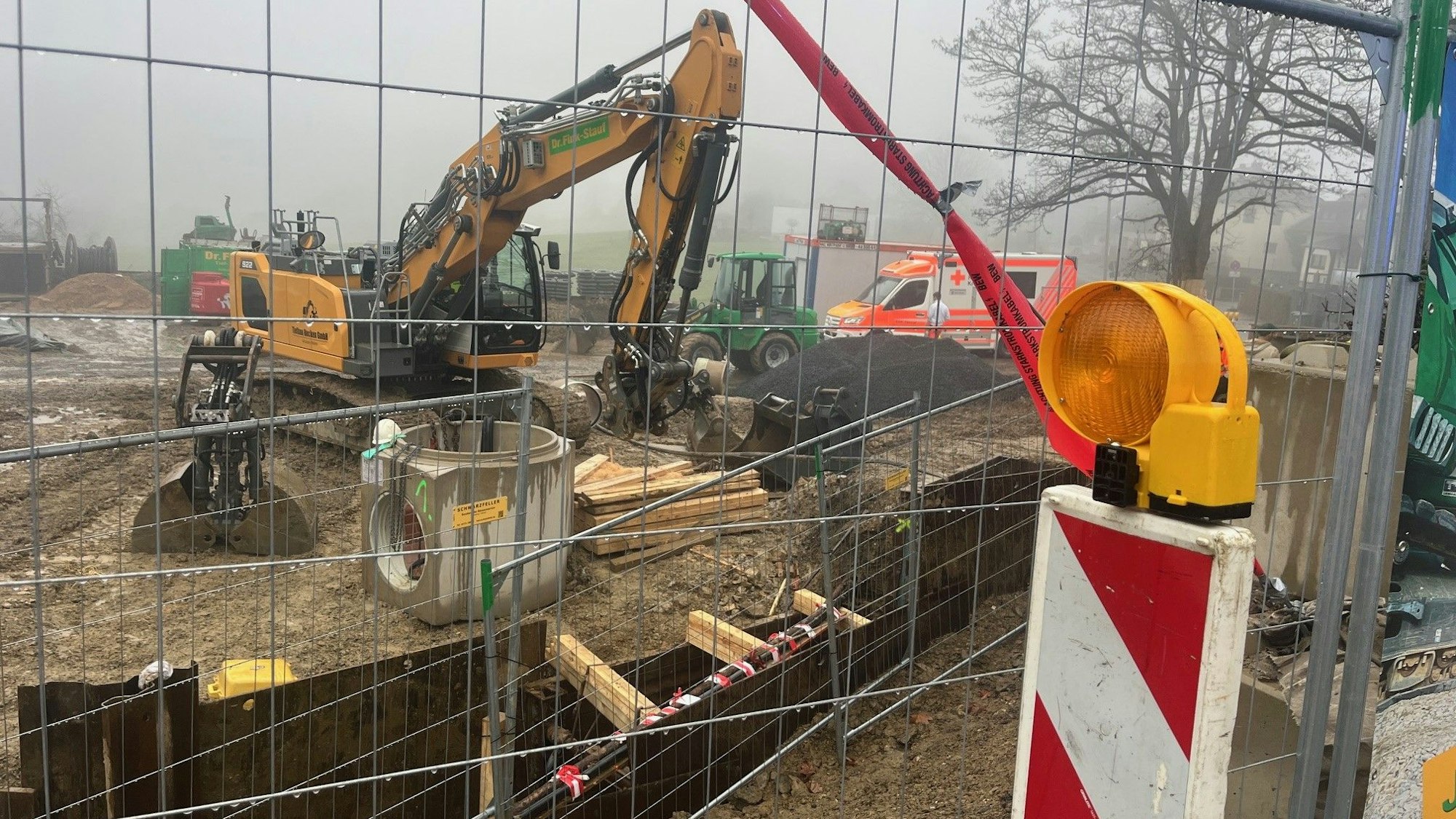 Mit einem Bagger sollte die Rüttelplatte an einer Kette herabgelassen werden.