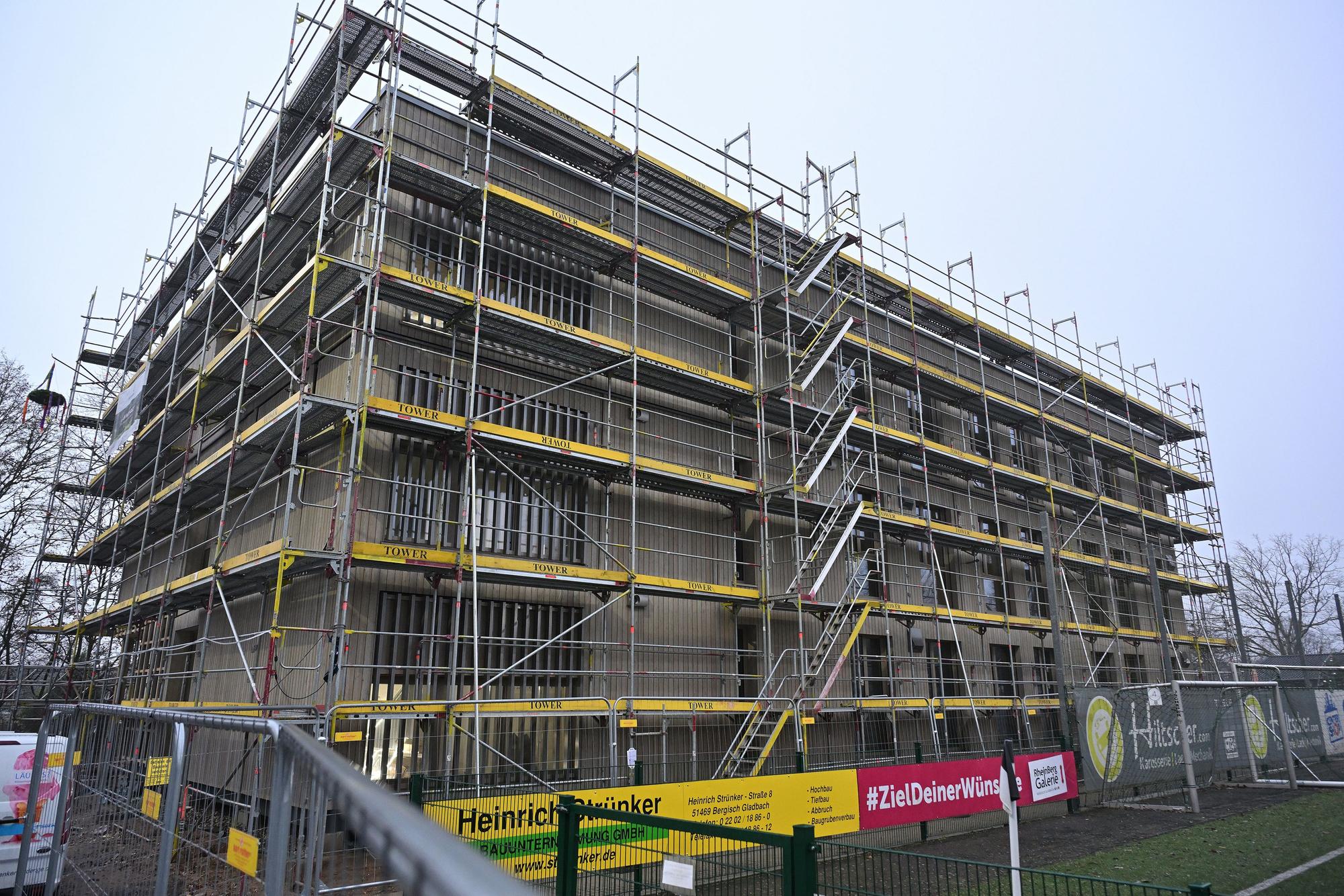 Das Foto zeigt das Klassenhaus am Bonhoeffer-Gymnasium.