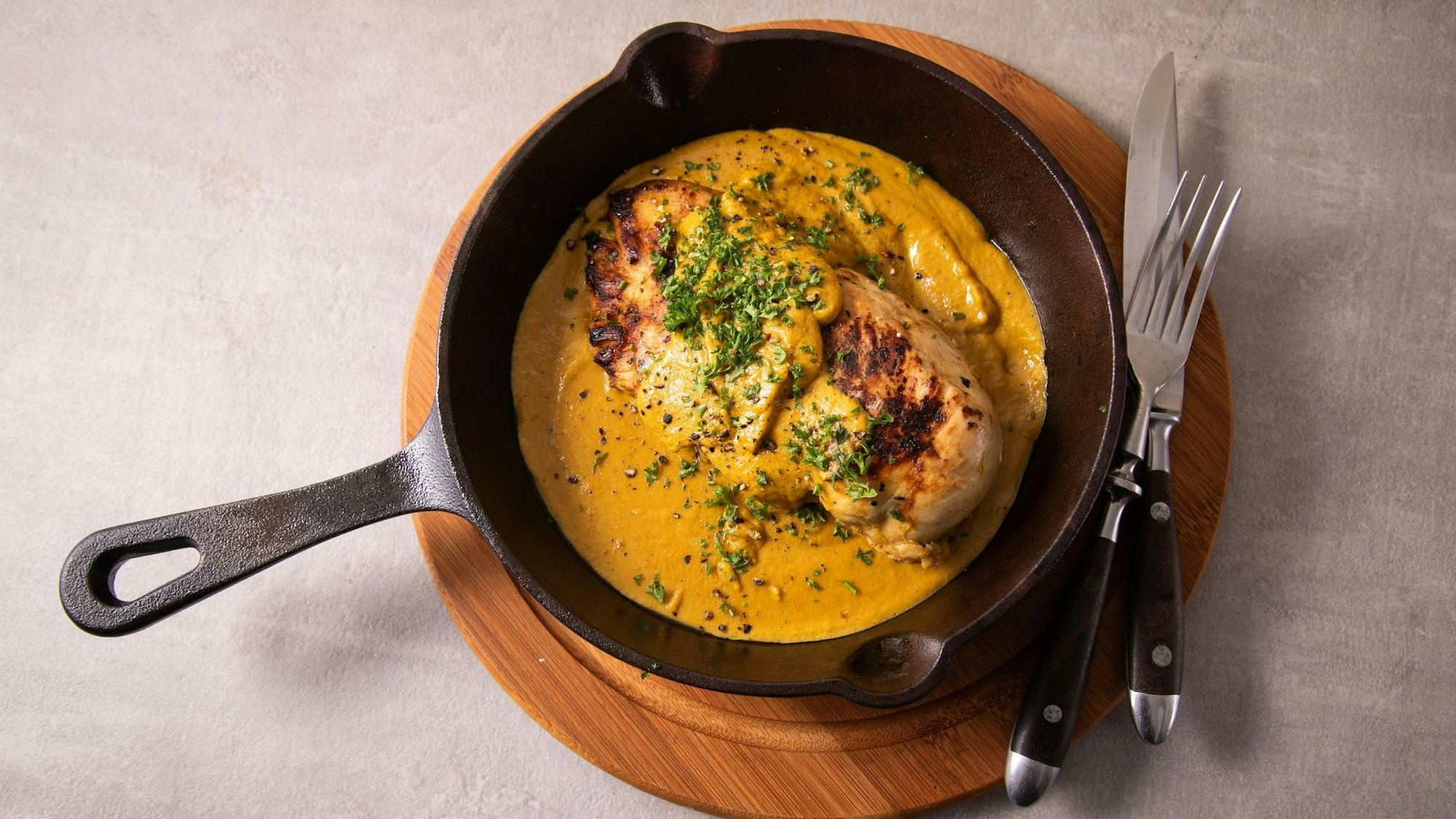 Die fruchtig-säuerliche Note von Sanddornnektar verleiht dem Geflügelgericht nicht nur den Namen, sondern dem Sanddornhähnchen auch eine wunderbare Frische.