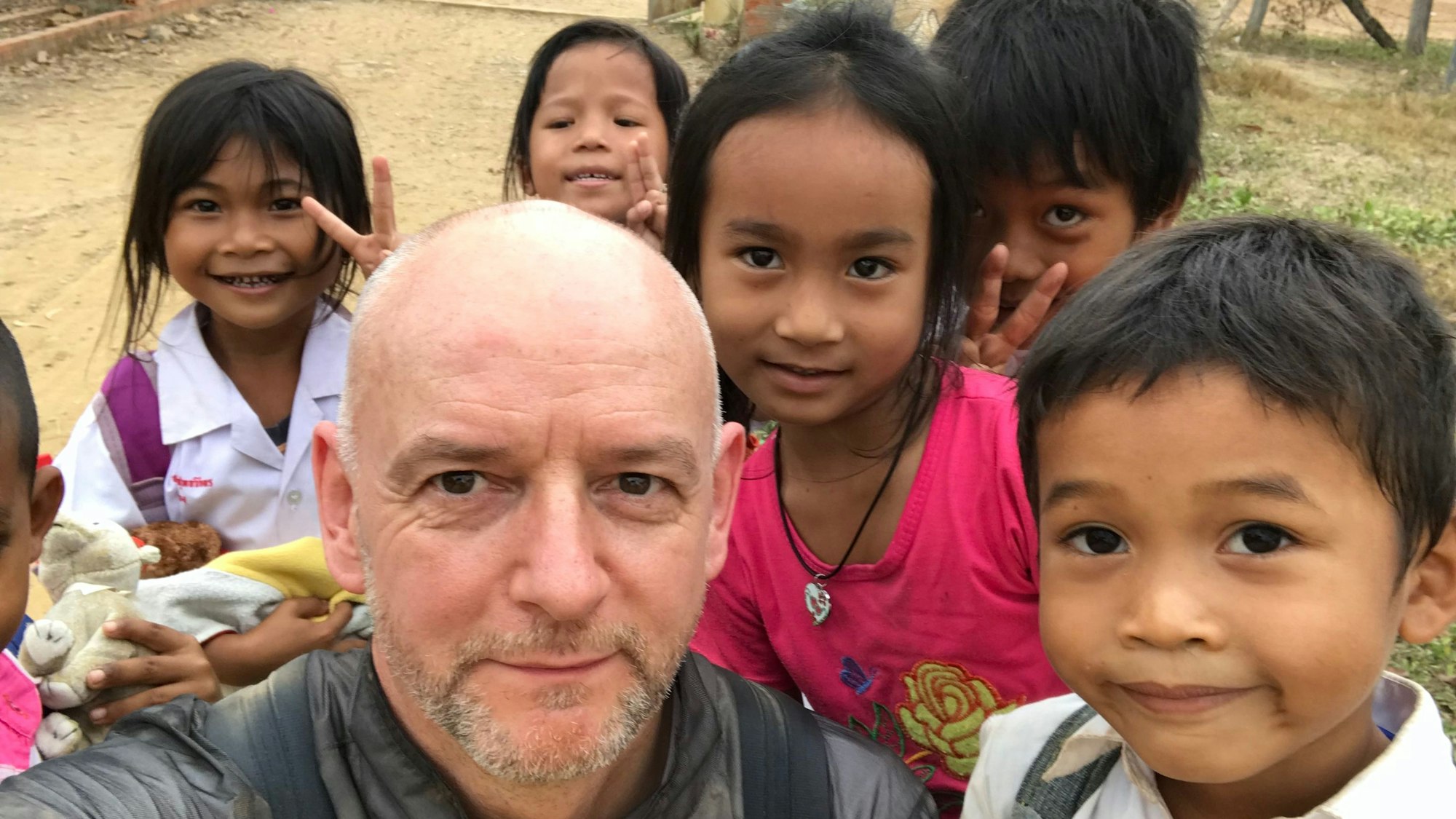 Ein Selfie von Rolf Externbrink und Kindern aus Kambodscha.
