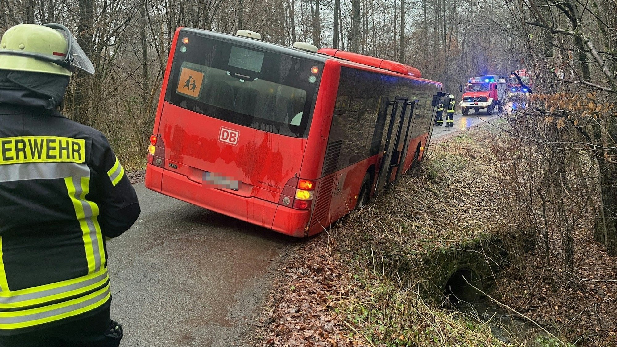 Ein Schulbus ist in Ruppichteroth zwischen Bornscheid und Kammerich von der Straße abgekommen.