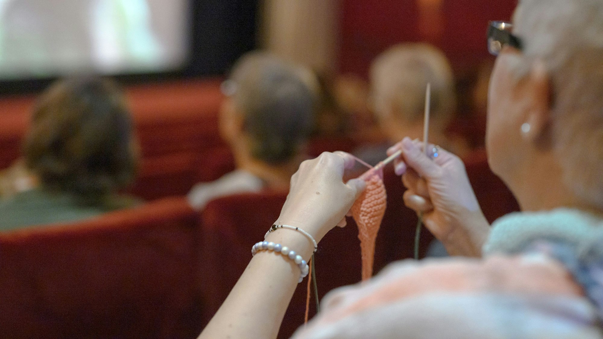 Zum ersten Mal gibt es einen „Strick-Kino“-Termin im Siegburger Cineplex. (Symbolbild)