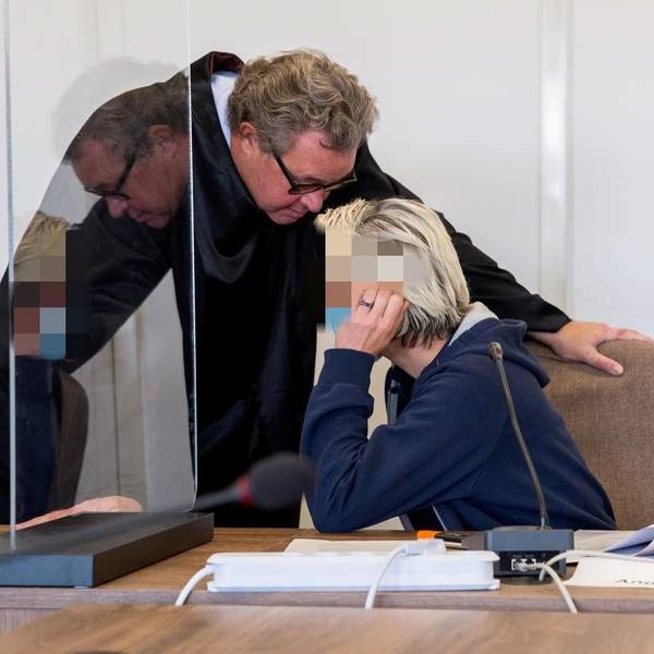 Die verurteilte Immobilienmaklerin mit Verteidiger Jürgen Graf beim damaligen Prozessauftakt im Landgericht Köln