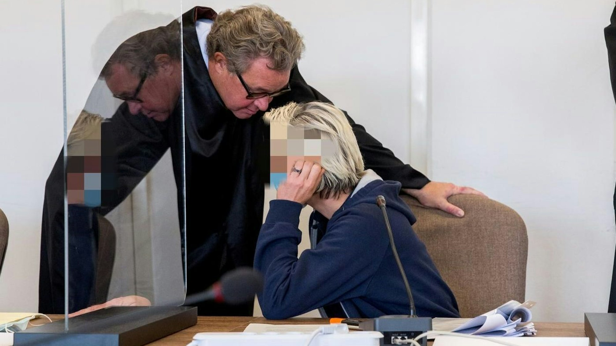 Die verurteilte Immobilienmaklerin mit Verteidiger Jürgen Graf beim damaligen Prozessauftakt im Landgericht Köln