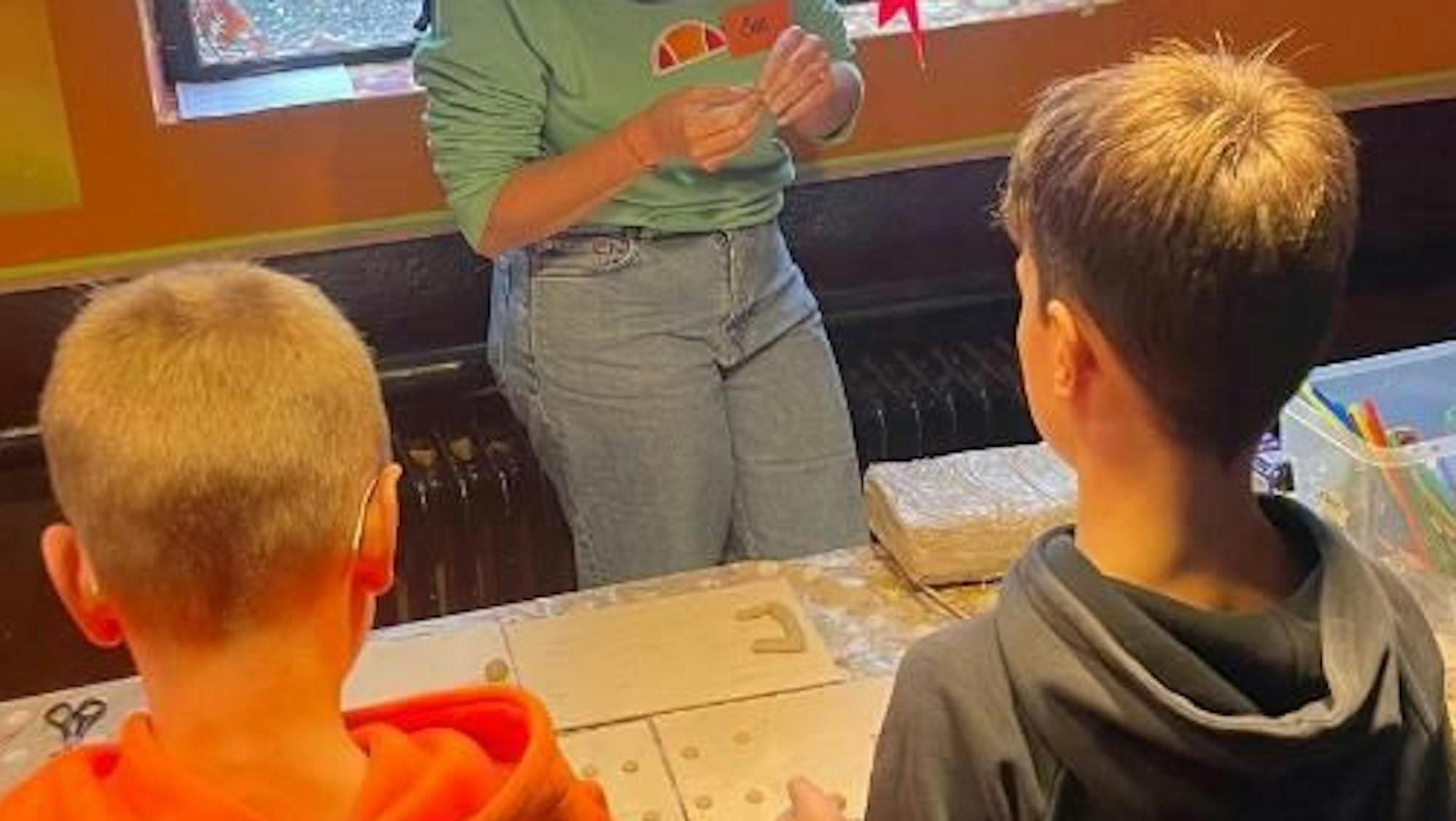 Zwei Kinder basteln ihre persönliche Traum-Ojo aus Tonmaterial.