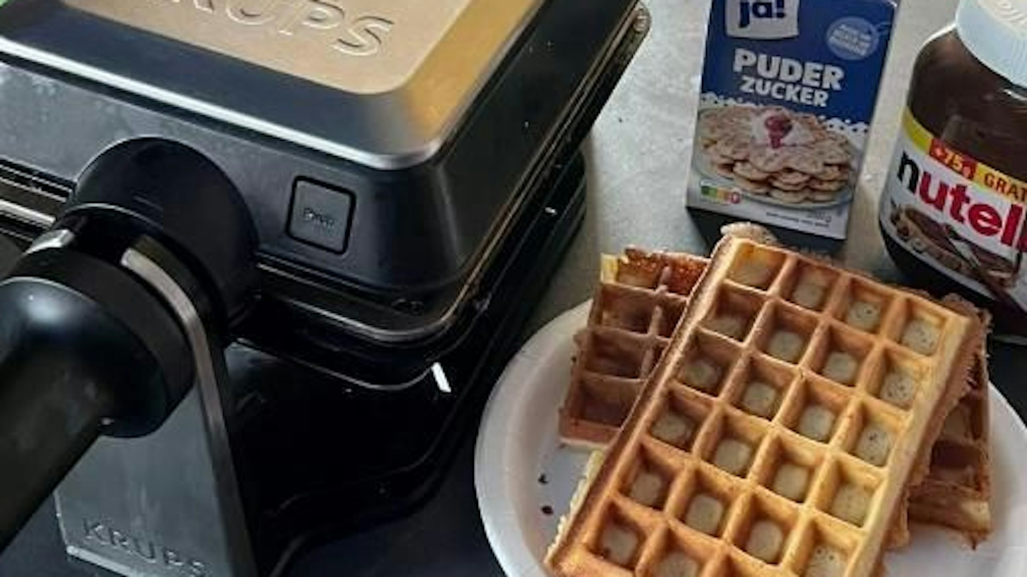 Frische Waffeln mit Puderzucker und Haselnusscreme gab es für die Kinder und Jugendlichen.