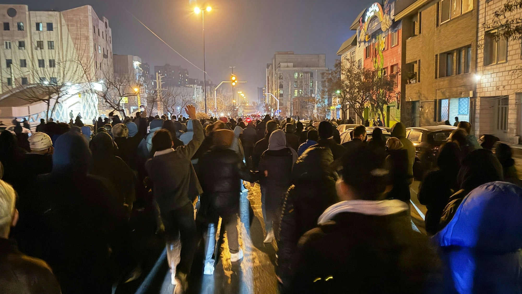 Dieses am 08. Januar aufgenommene und am 13. Januar via AP zur Verfügung gestellte Foto soll Iraner bei einem Protest gegen die Regierung in Teheran zeigen.