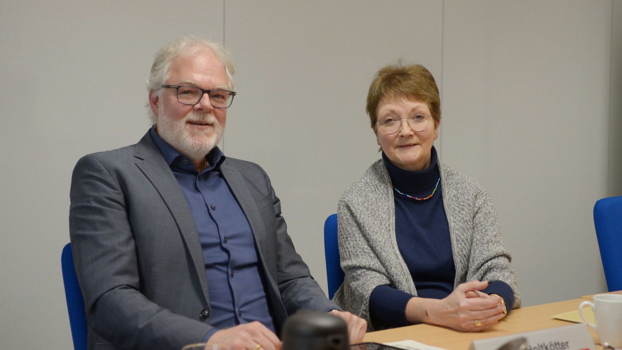 Holtkötter und Hahn sitzen nebeneinander an einem Tisch.