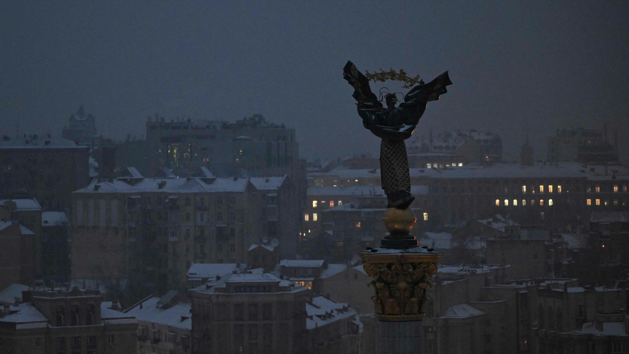 Nur vereinzelt sind am Dienstag (13. Januar) Lichter in Kyjiw zu sehen. Nach russischen Angriffen sind große Teile der ukrainischen Hauptstadt ohne Strom und Heizung. (Archivbild)