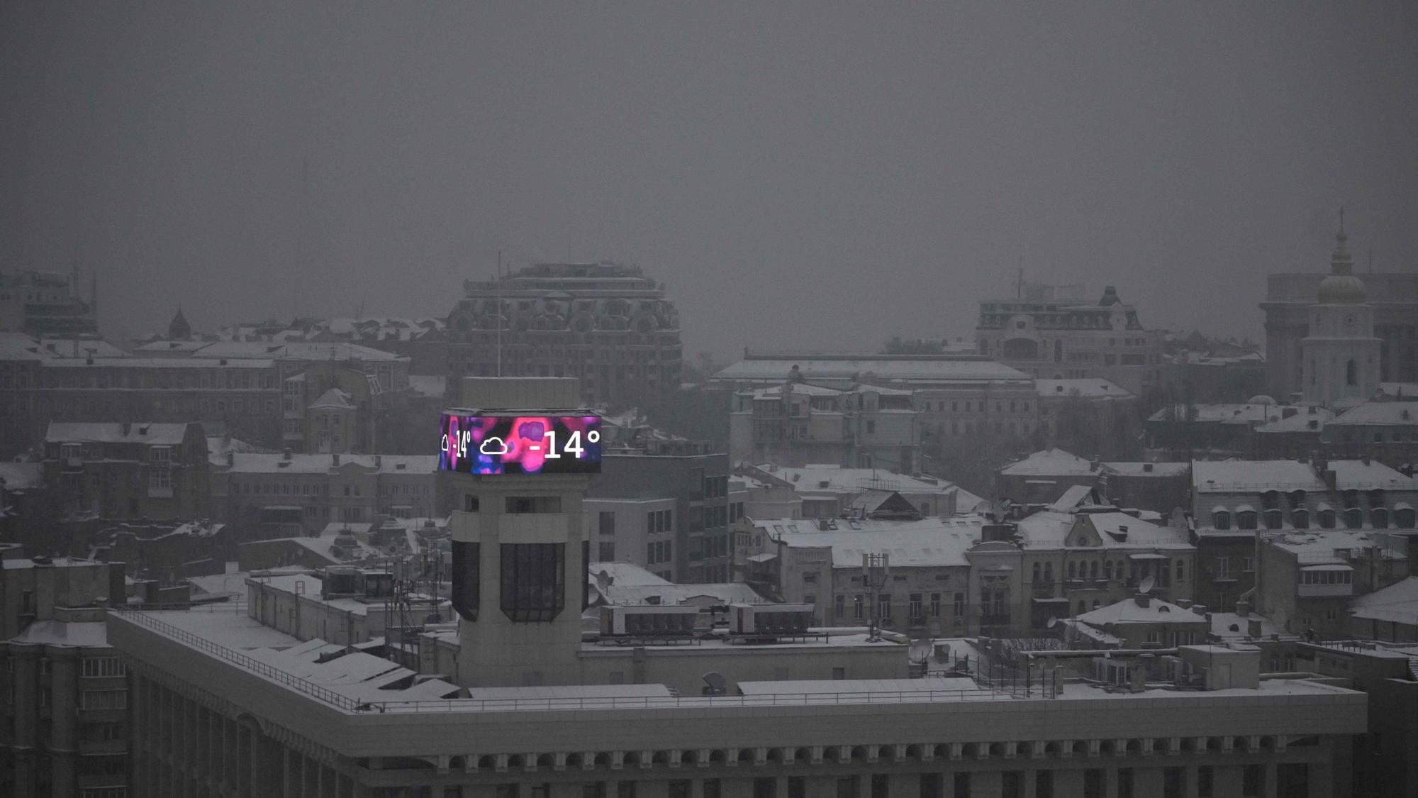 Aktuell liegen die Temperaturen in Kiew bei -14 Grad, dabei sind vielerorts Strom und Heizung durch russische Angriffe ausgefallen.