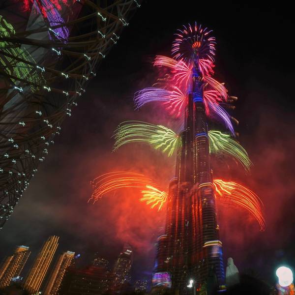Eine Lichtshow und ein Feuerwerk erleuchten den Burj Khalifa, das höchste Gebäude der Welt, während der Silvesterfeierlichkeiten in Dubai am 1. Januar 2026.