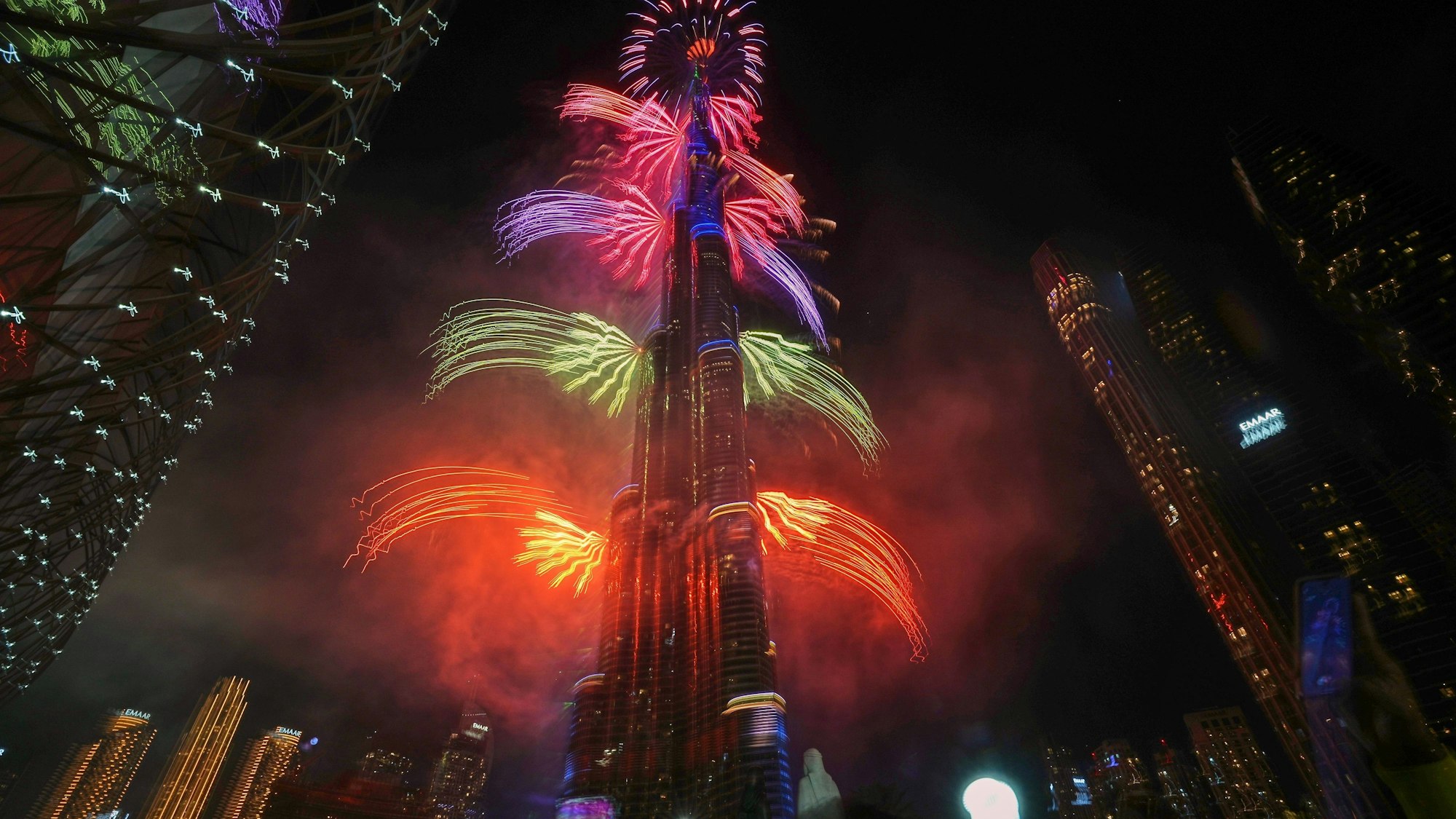 Eine Lichtshow und ein Feuerwerk erleuchten den Burj Khalifa, das höchste Gebäude der Welt, während der Silvesterfeierlichkeiten in Dubai am 1. Januar 2026.