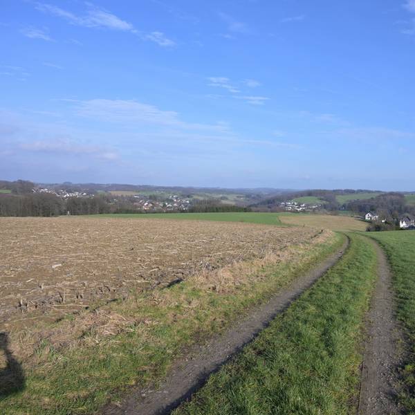 Das Foto zeigt die bergische Landschaft bei Bechen