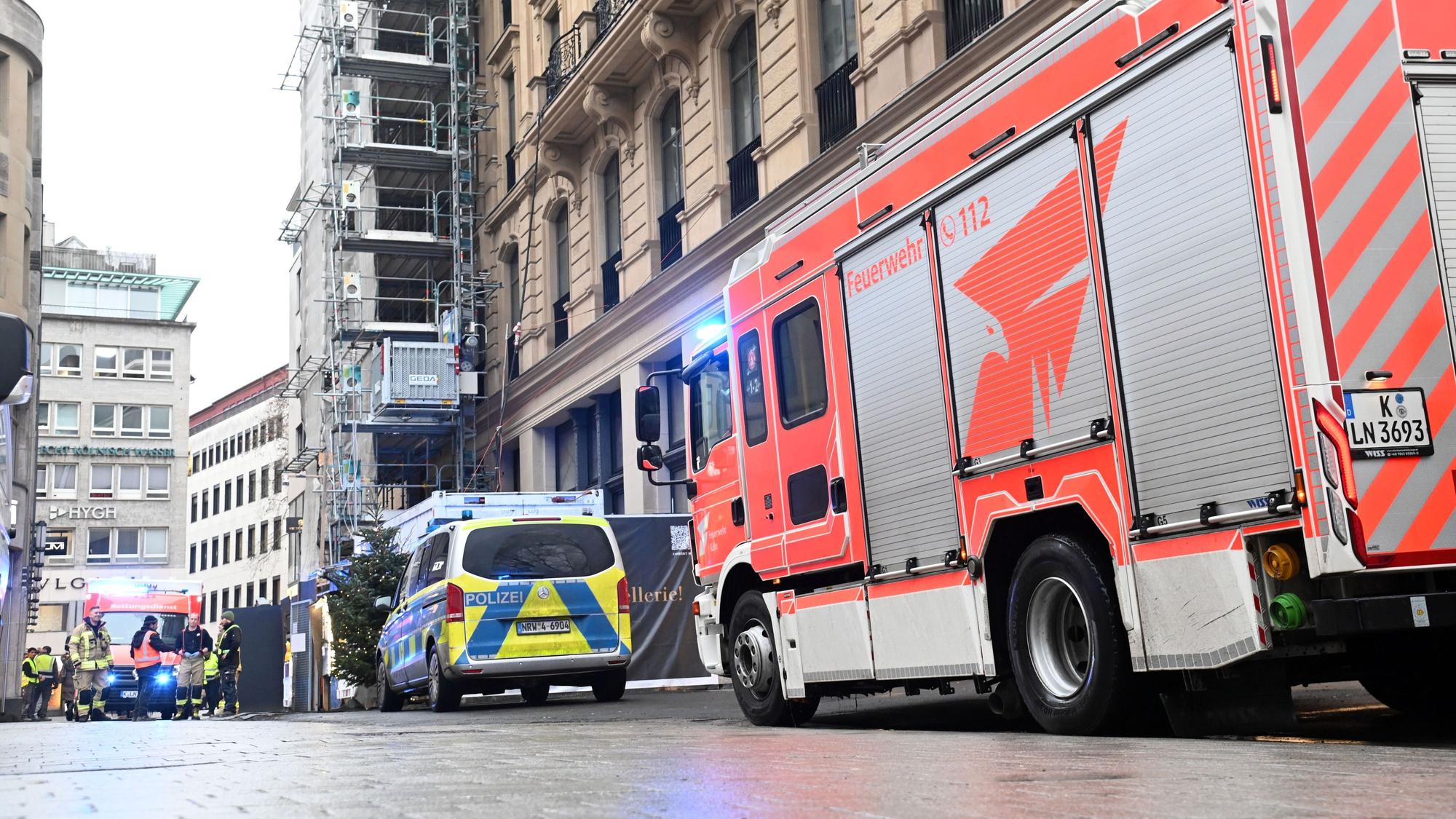 Polizei und Rettungswagen auf der Baustelle Dom Hotel.