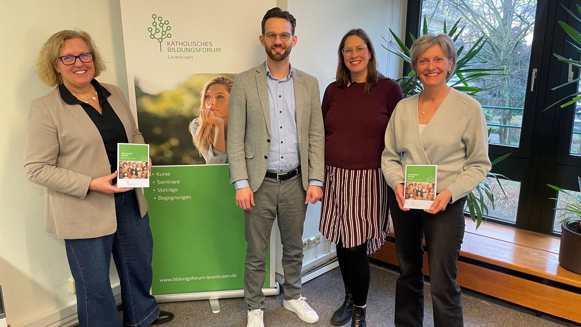 Sabine Höring, Maximilian Anton, Anja Gurk und Martina Böhm vom Katholischen Bildungsforum Leverkusen.