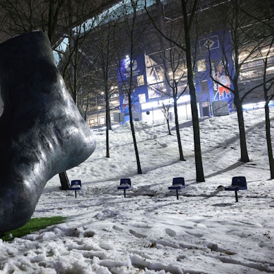 Schneereste liegen vor dem Volksparkstadion. Die Bundesliga-Partie zwischen dem Hamburger SV und Bayer Leverkusen im Volksparkstadion war wegen der Folgen des Winterwetters kurzfristig abgesagt worden.