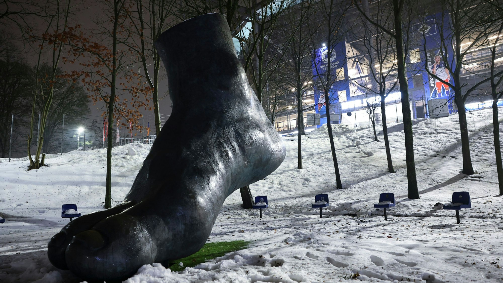 Schneereste liegen vor dem Volksparkstadion. Die Bundesliga-Partie zwischen dem Hamburger SV und Bayer Leverkusen im Volksparkstadion war wegen der Folgen des Winterwetters kurzfristig abgesagt worden.
