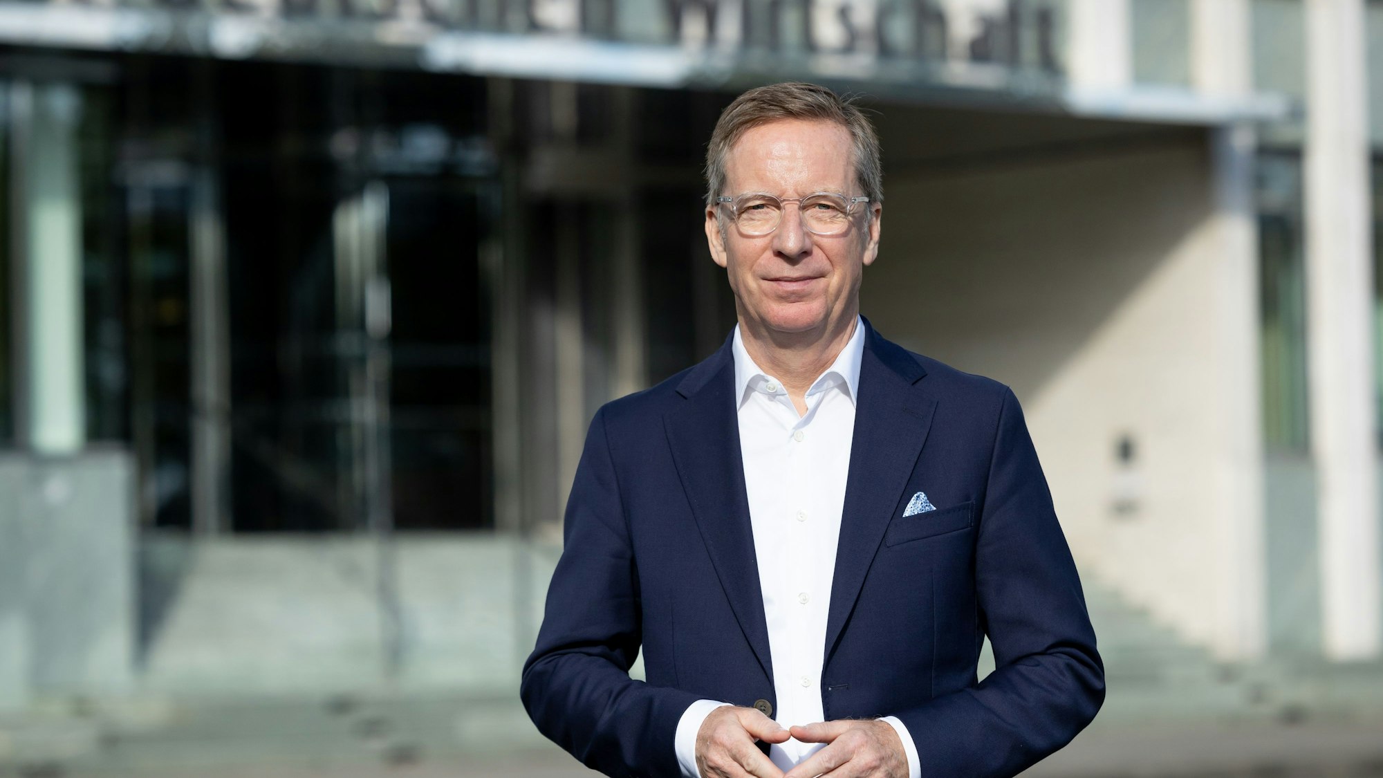 Michael Hüther vor dem Institutsbüro am Konrad-Adenauer-Ufer in Köln.