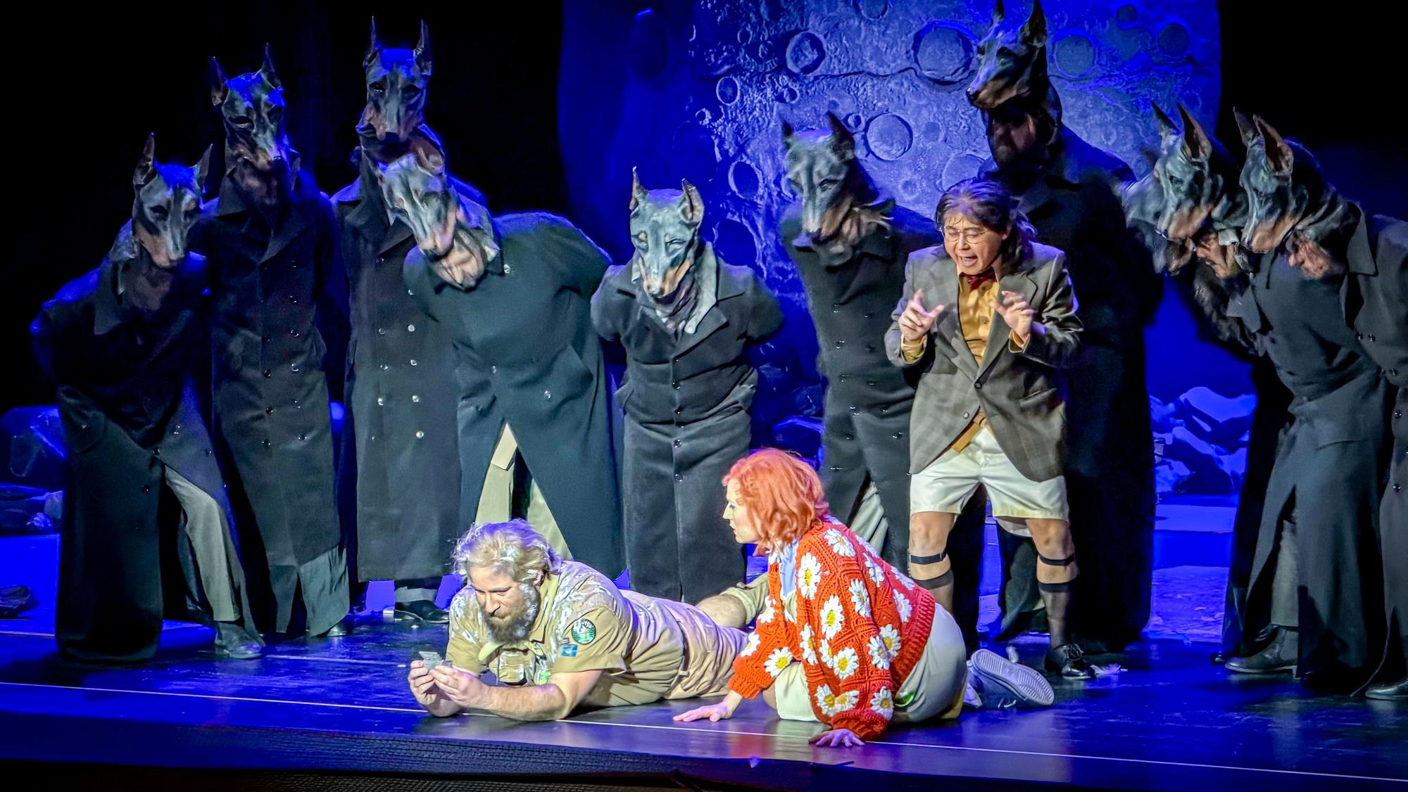Papageno (Jonah Spungin) und Pamina (Johanna Nylund) umstellt von wolfsartigen Anhängern des Systems