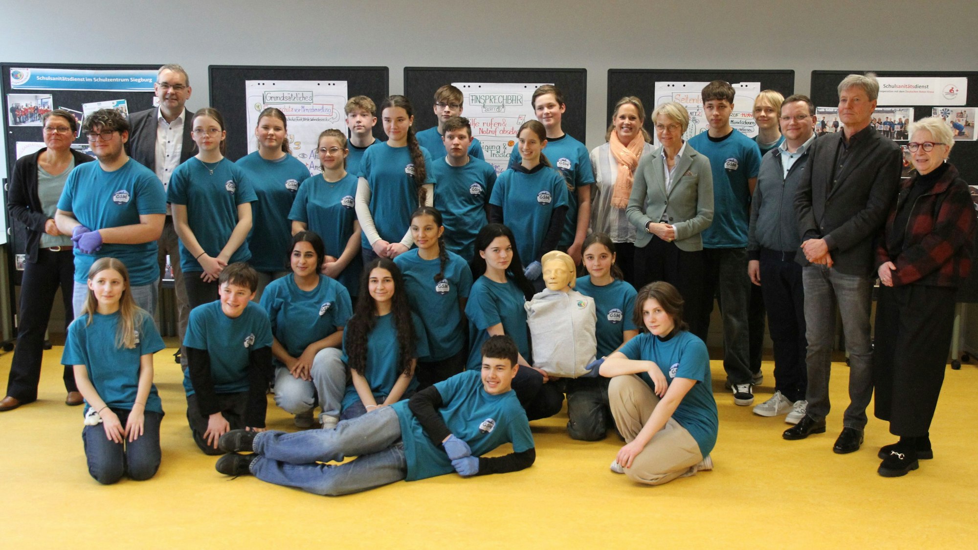 Das Schulsanitäterteam der Gesamtschule am Michaelsberg übt Reanimation, Besuch von NRW-Schulministerin Dorothee Feller