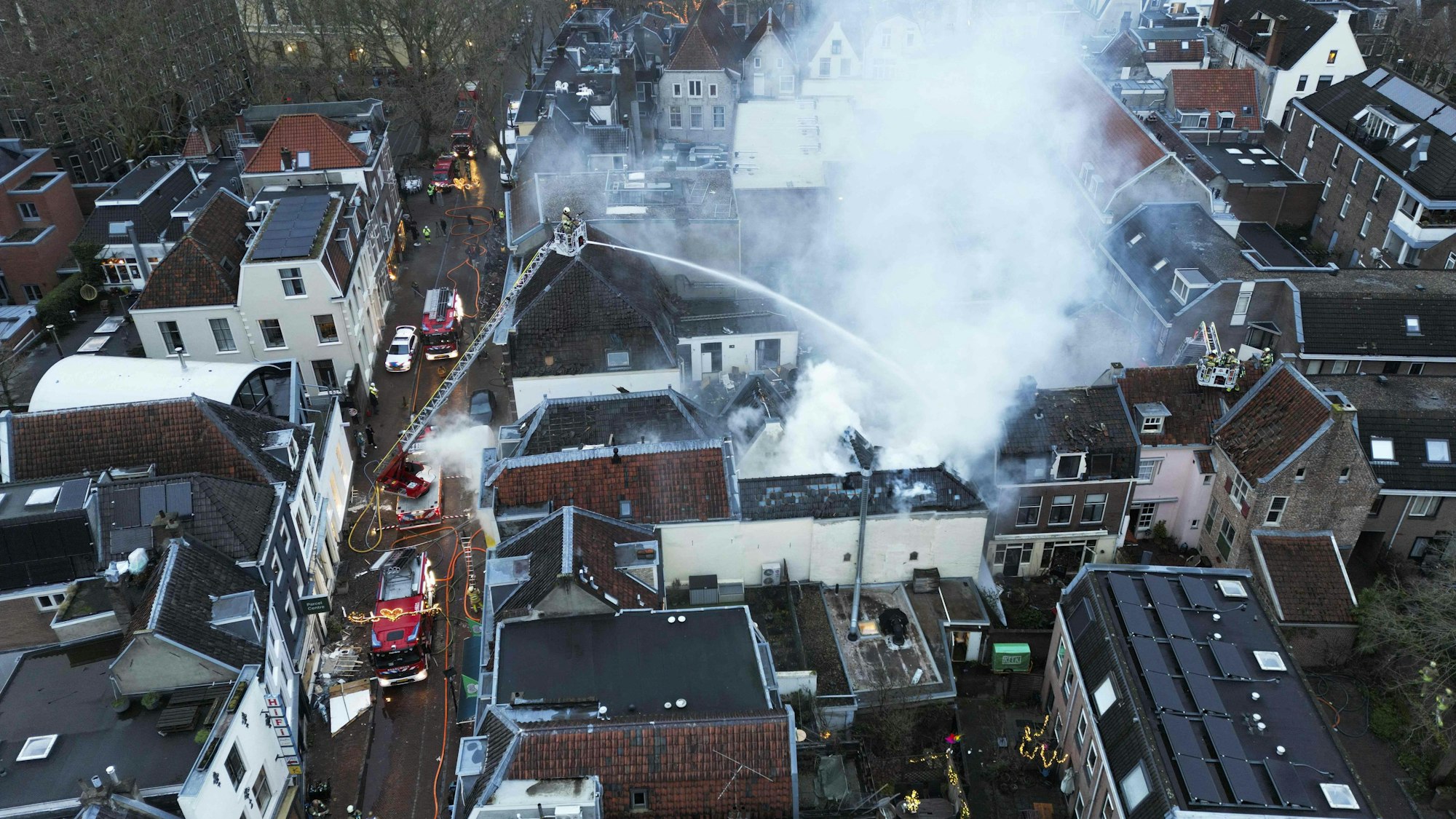 Eiine Luftaufnahme zeigt eine Rauchwolke über Visscherssteeg in Utrecht.