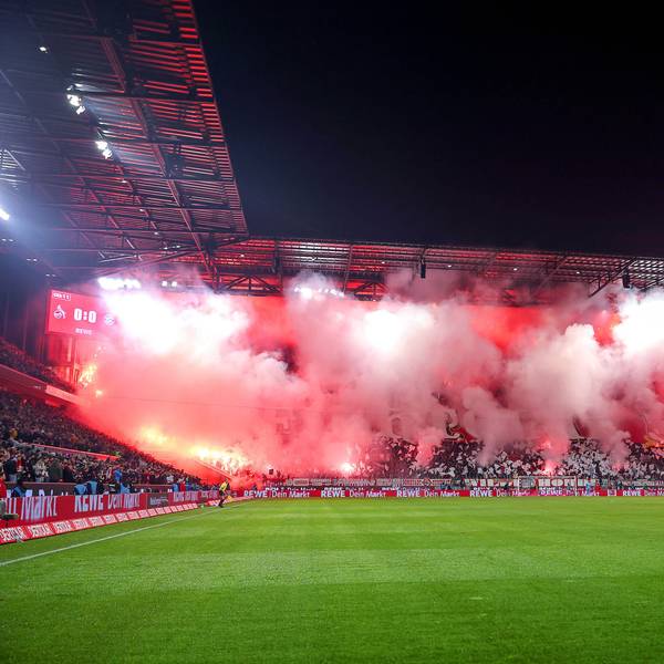Auf der Kölner Südtribüne wurde Pyrotechnik gezündet.