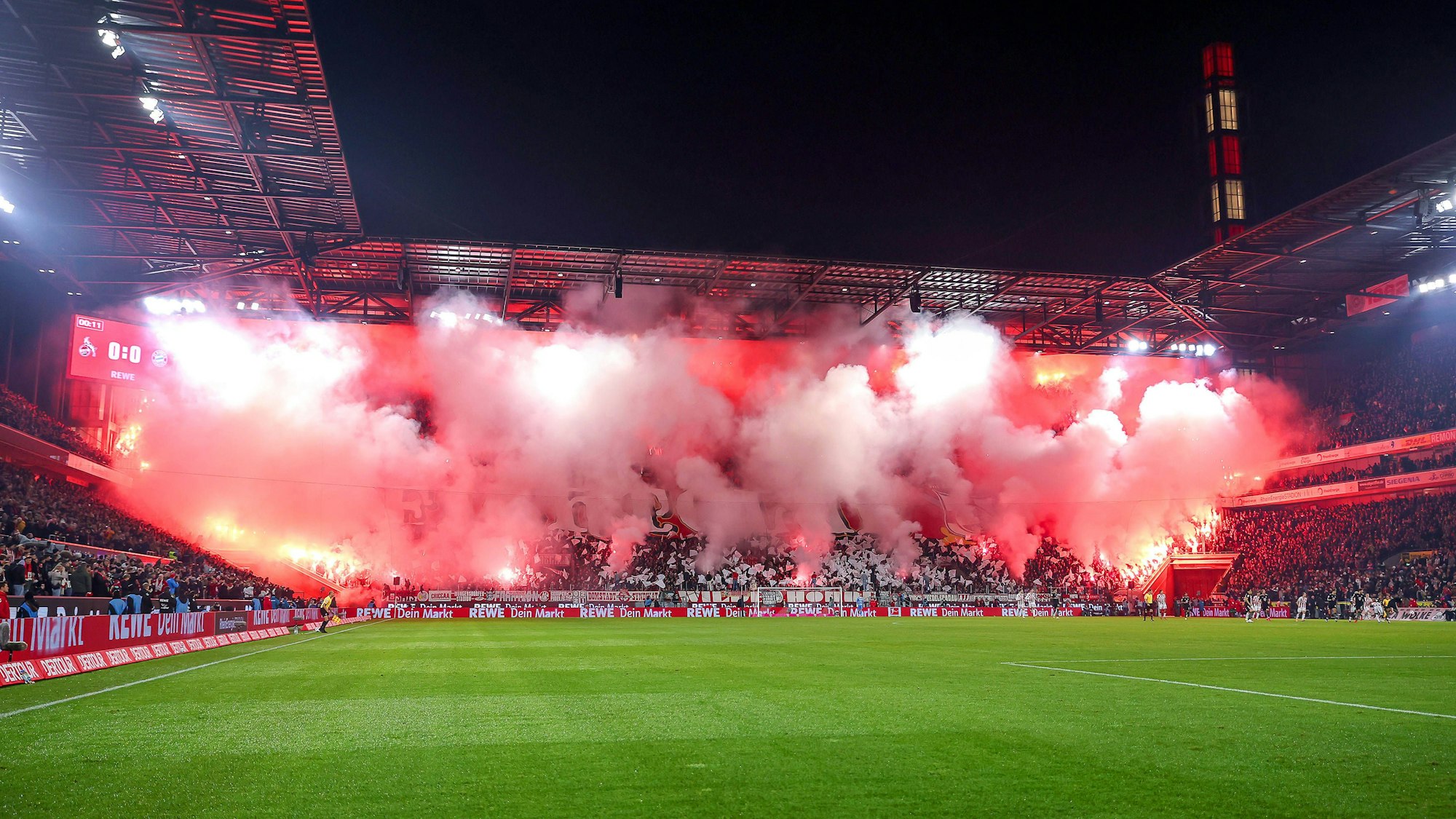 Auf der Kölner Südtribüne wurde Pyrotechnik gezündet.