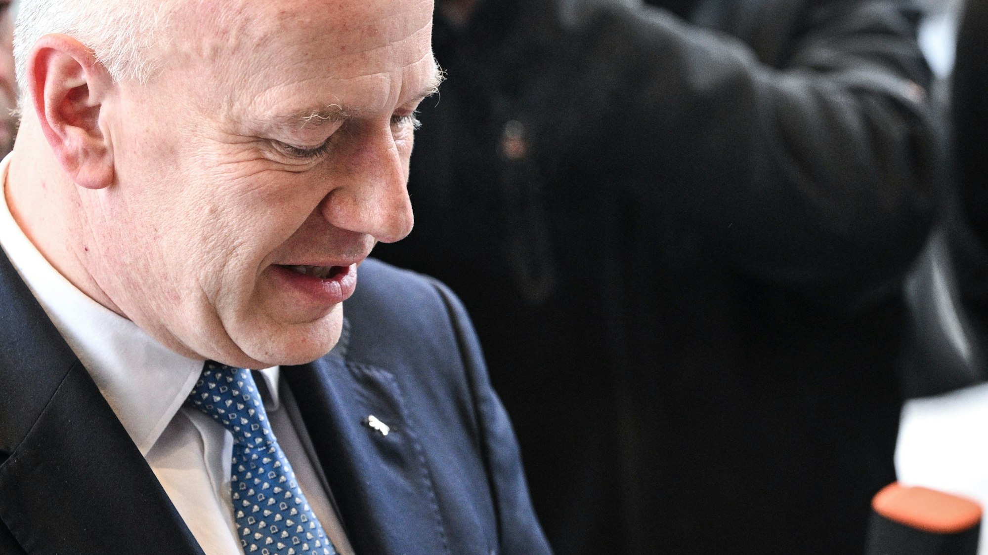 Das Bild zeigt Kai Wegner (CDU), Berlins Regierender Bürgermeister, vor einem Termin im Hotel Adlon. Foto: Jens Kalaene/dpa