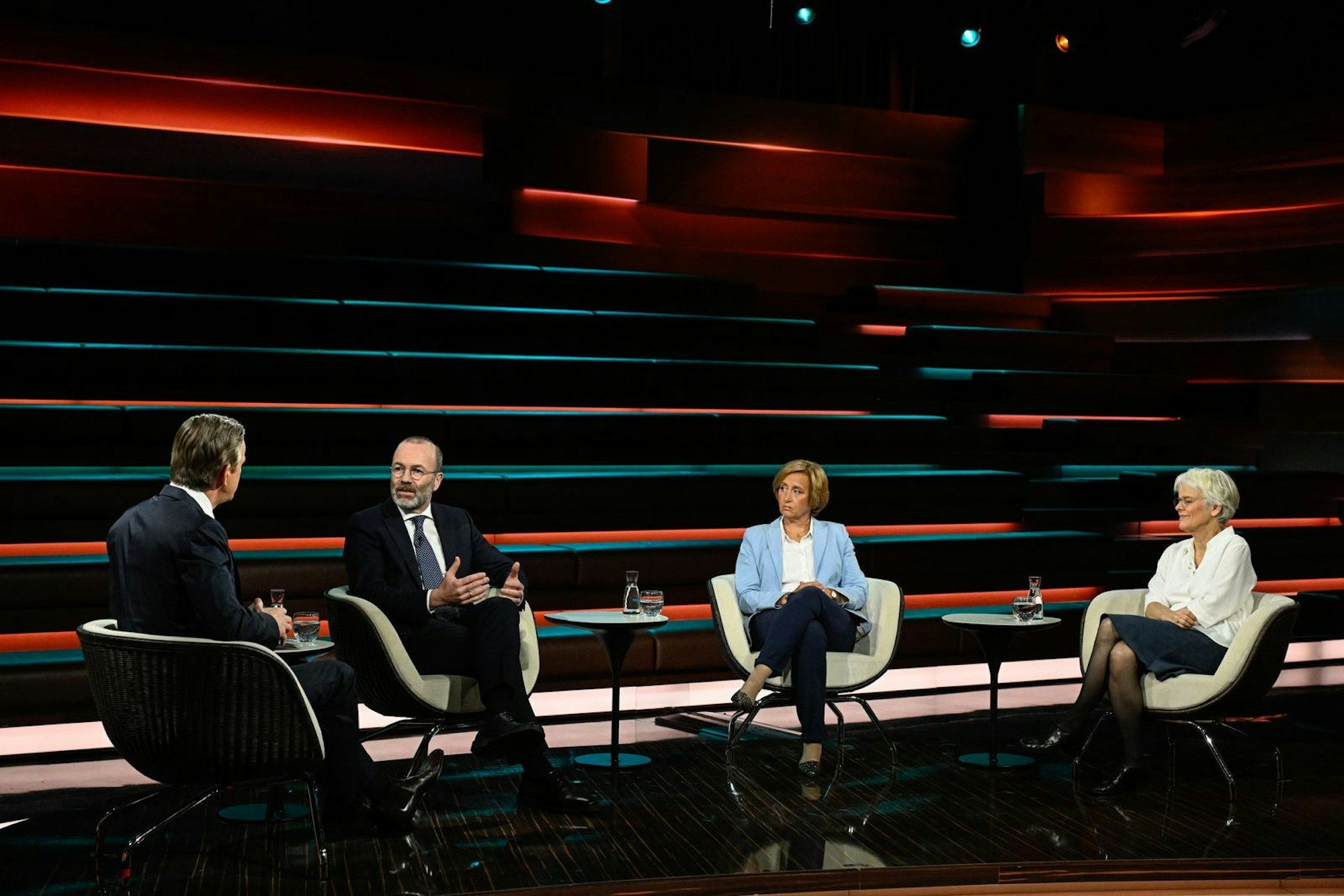 Im Studio diskutierte Markus Lanz (links) mit Manfred Weber, Beatrix von Storch und Ulrike Herrmann. (Bild: ZDF / Markus Hertrich)