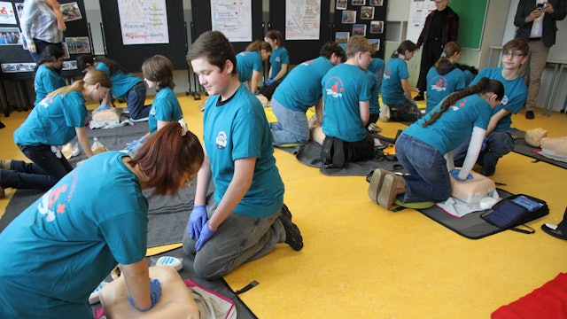 Das Schulsanitäterteam der Gesamtschule am Michaelsberg übt Reanimation, Besuch von NRW-Schulministerin Dorothee Feller