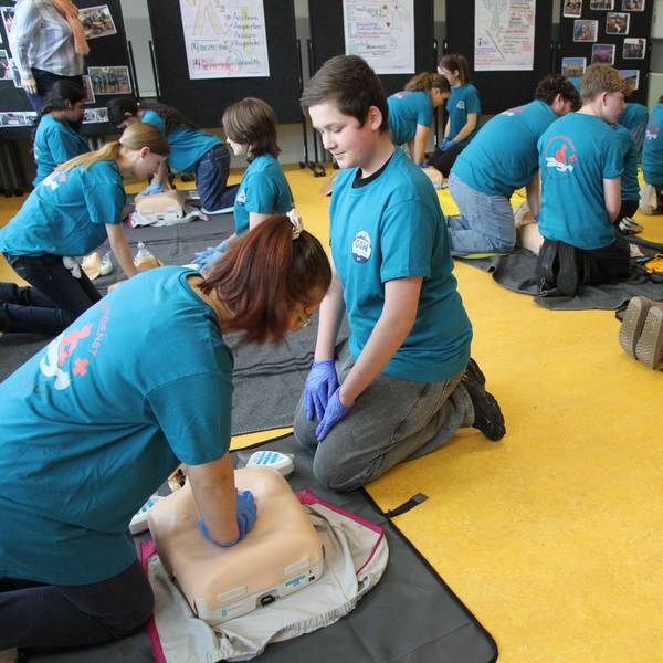Das Schulsanitäterteam der Gesamtschule am Michaelsberg übt Reanimation, Besuch von NRW-Schulministerin Dorothee Feller