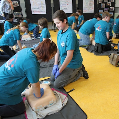 Das Schulsanitäterteam der Gesamtschule am Michaelsberg übt Reanimation, Besuch von NRW-Schulministerin Dorothee Feller