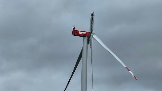 Zu sehen ist ein abgebrochenes Rotorblatt an einem Windrad.