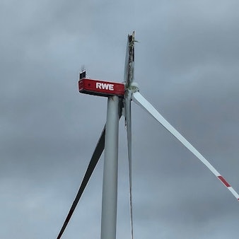 Zu sehen ist ein abgebrochenes Rotorblatt an einem Windrad.