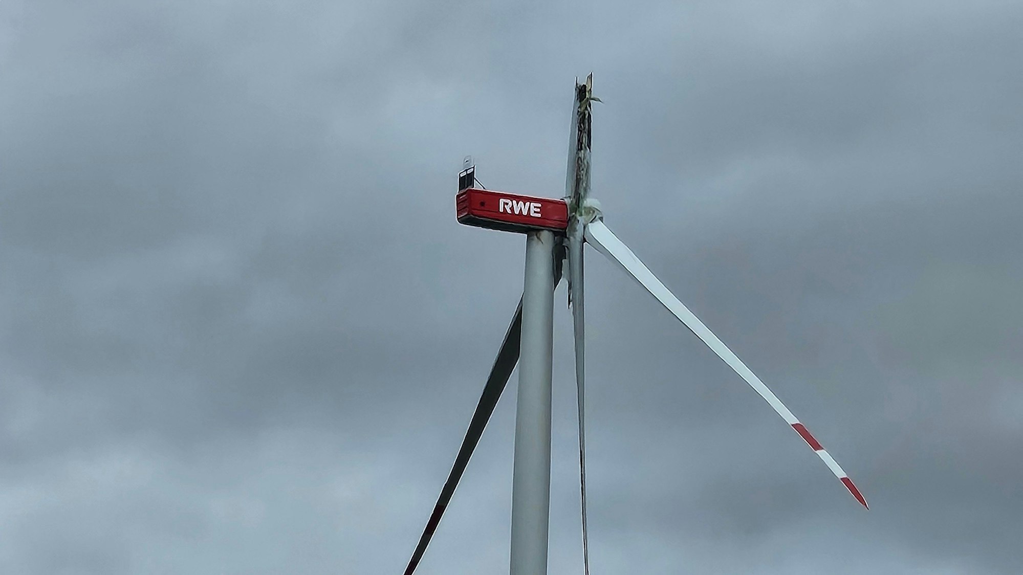 Zu sehen ist ein abgebrochenes Rotorblatt an einem Windrad.