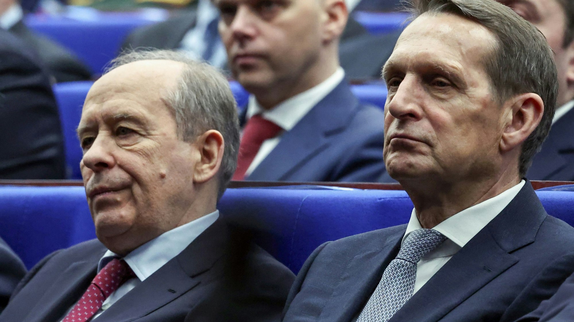 Das Bild zeigt den Direktor des Inlandsgeheimdienstes FSB, Alexander Bortnikow (l), und der Direktor des Auslandsgeheimdienstes SWR, Sergej Naryschkin, bei der jährlichen Vorstandssitzung des Verteidigungsministeriums in Moska. Foto: Alexander Kazakov/Pool Sputnik Kremlin/AP/dpa