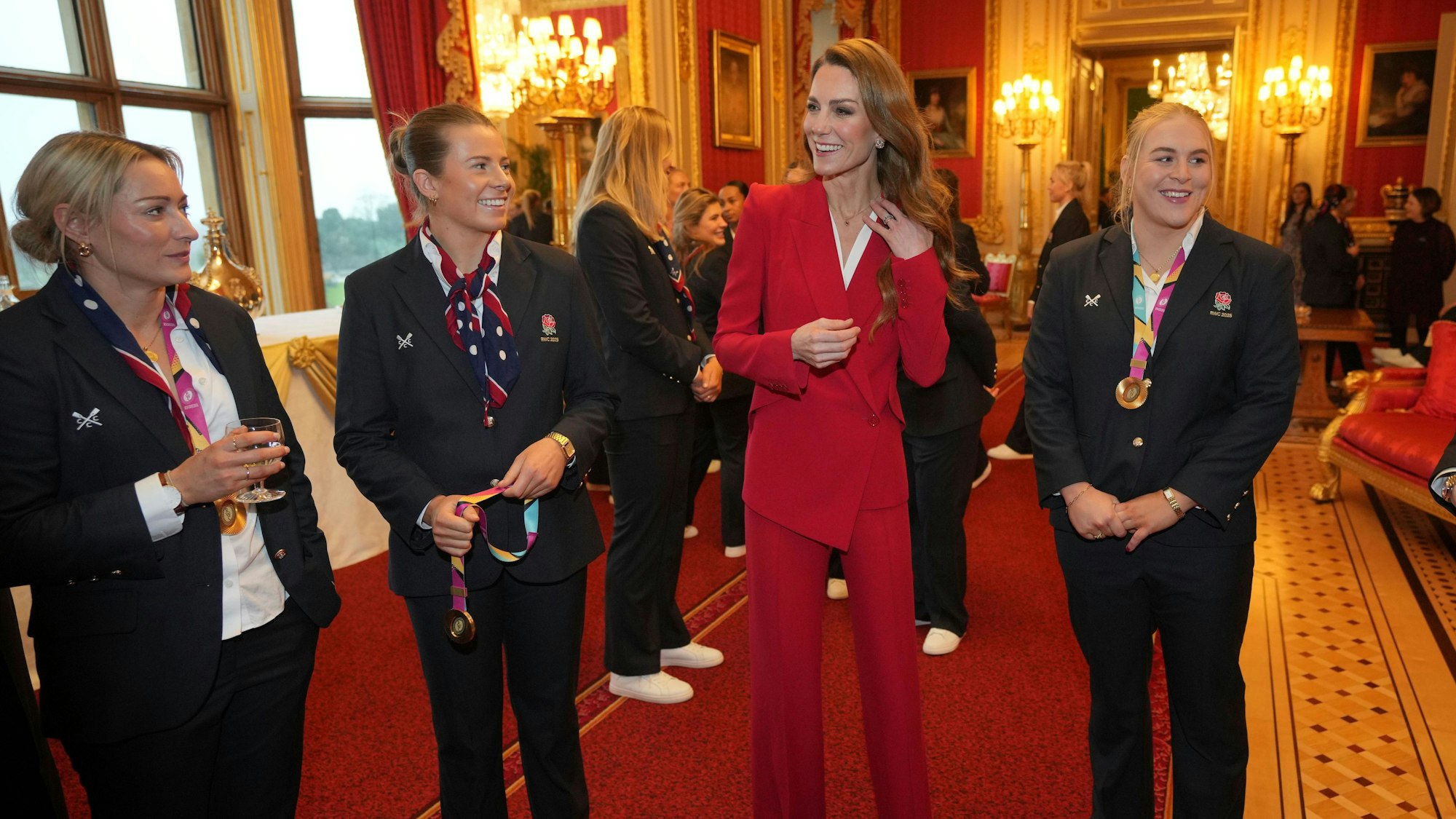 Prinzessin Kate im Gespräch mit Mitgliedern des englischen Frauen-Rugby-Teams.