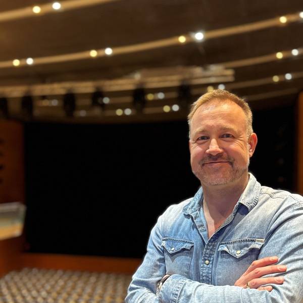 Das Bild zeigt Marcus Möller in einem Saal des Medio.