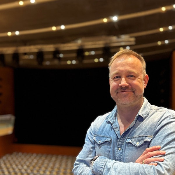 Das Bild zeigt Marcus Möller in einem Saal des Medio.