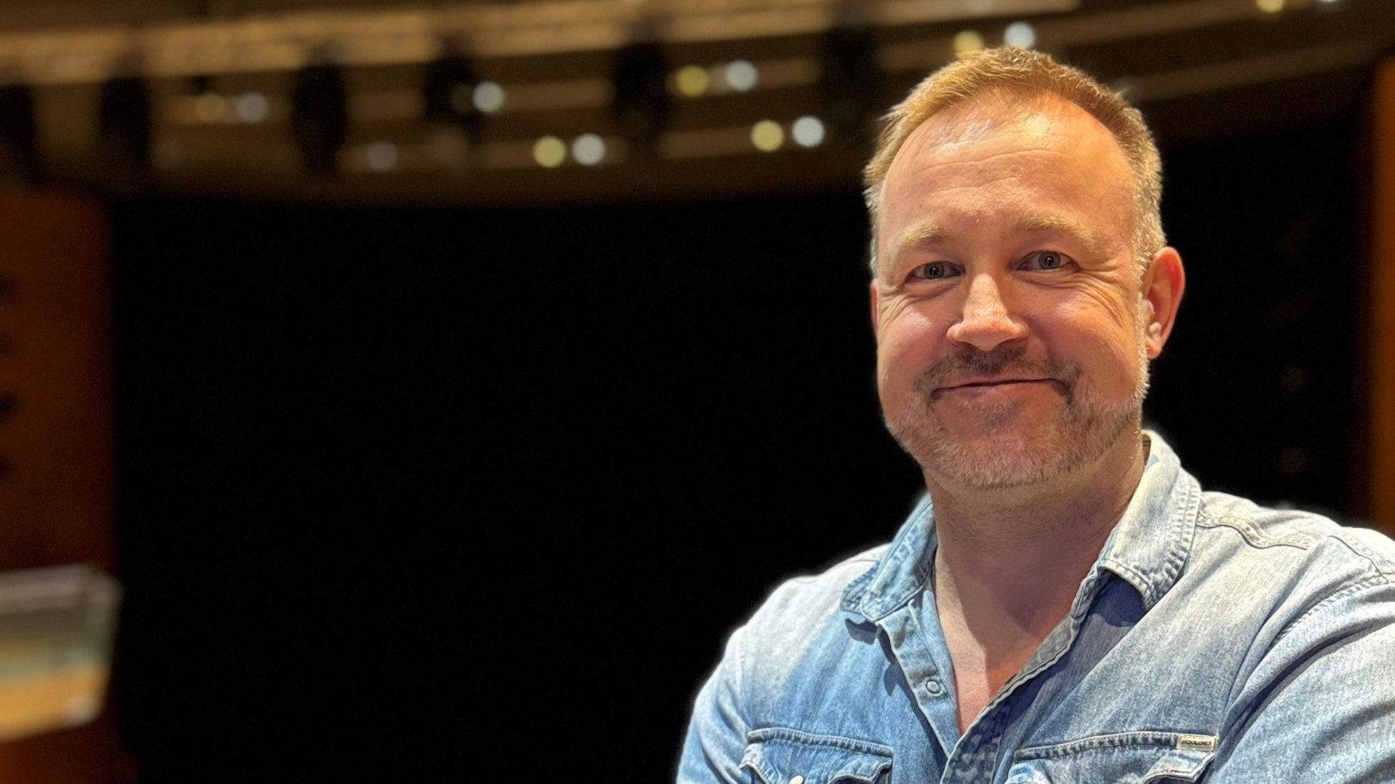 Das Bild zeigt Marcus Möller in einem Saal des Medio.