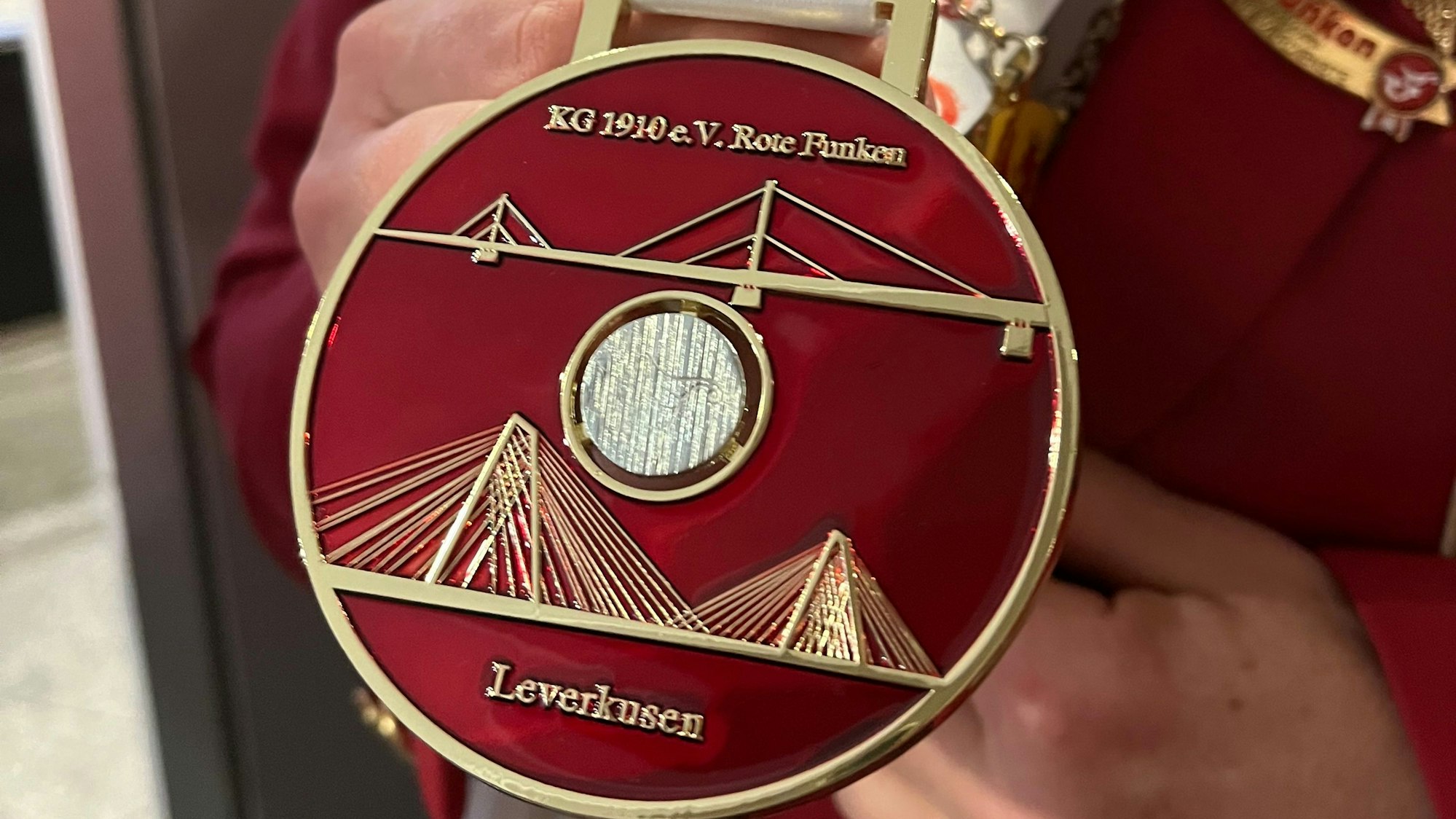 Brückenstahl in der Mitte, rote Fassung außenrum: Der „aufwändigste Orden aller Zeiten.“